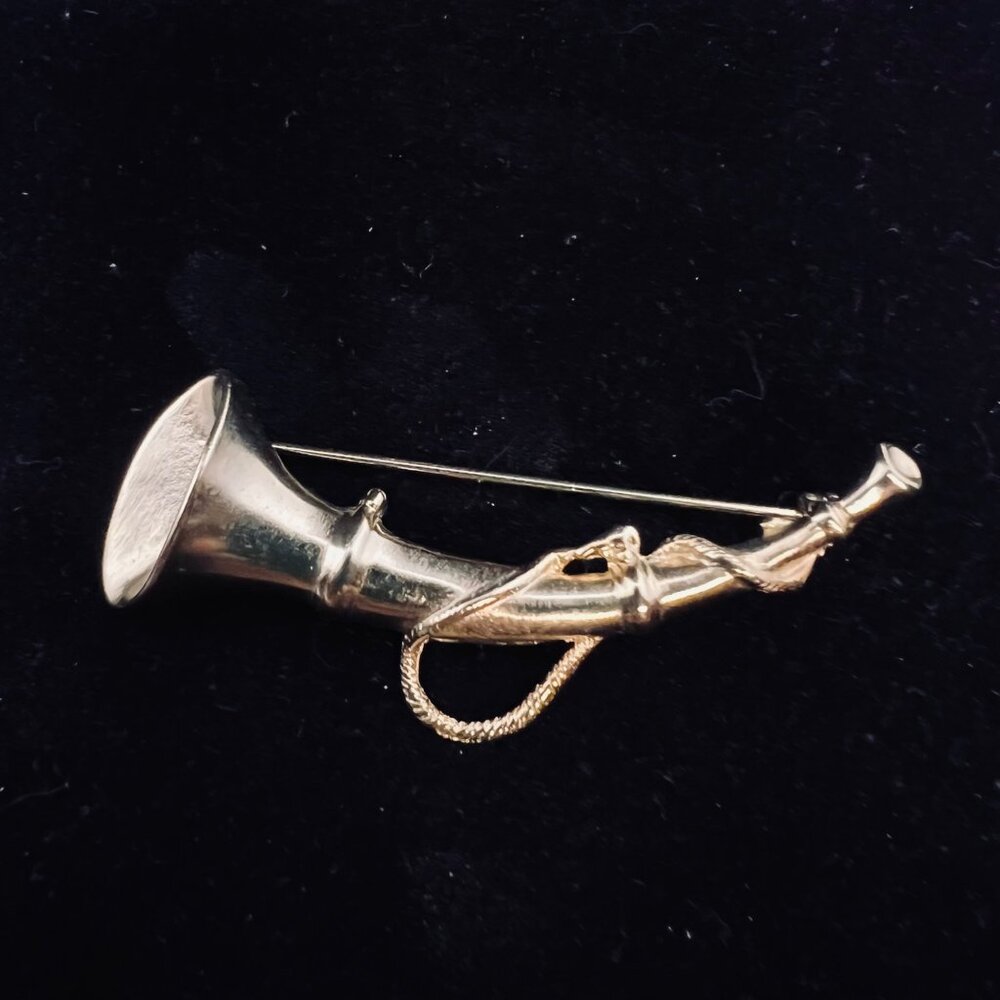 Vintage Gold Tone Hunting Horn Brooch (5179)